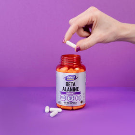 NOW Foods Beta-Alanine 750 mg capsules avec verre d'eau