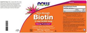 NOW Foods Biotine 10 000 mcg gélules végétales à côté d'un verre d'eau