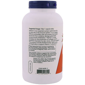 NOW Foods C 1000 capsules sur une surface blanche