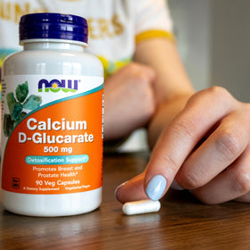 NOW Foods Calcium D-Glucarate 500 mg, flacon avec un fond de fruits frais