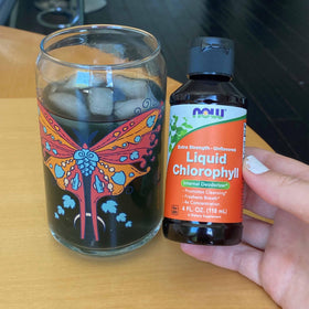 NOW Foods Chlorophylle Liquide Extra Fort sur une table en bois