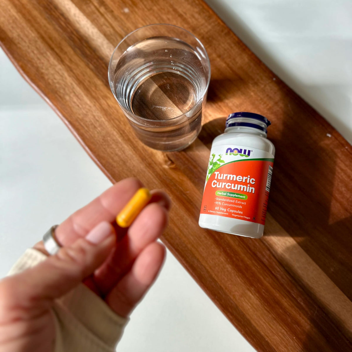 NOW Foods Curcuma Curcumin, présentation sur une table