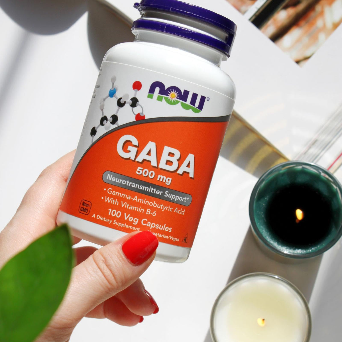 NOW Foods GABA 500 mg gélules végétales, taille des gélules comparée à une pièce