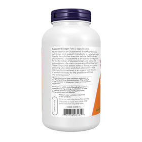 NOW Foods Glucosamine & MSM capsules à côté d'un verre d'eau