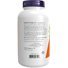NOW Foods Poudre de Blé Vert Bio 322g en poudre sur une cuillère