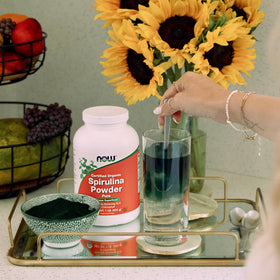 NOW Foods Spiruline Bio, poudre verte dans une cuillère