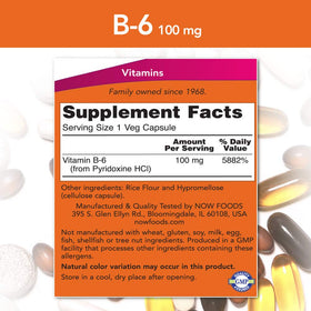 NOW Foods Vitamine B-6 capsules dans une main, mise en contexte d'utilisation
