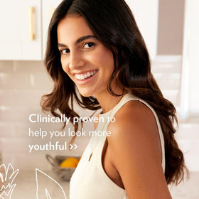Nu Skin Beauty Focus Collagen+ disposé sur une surface en bois