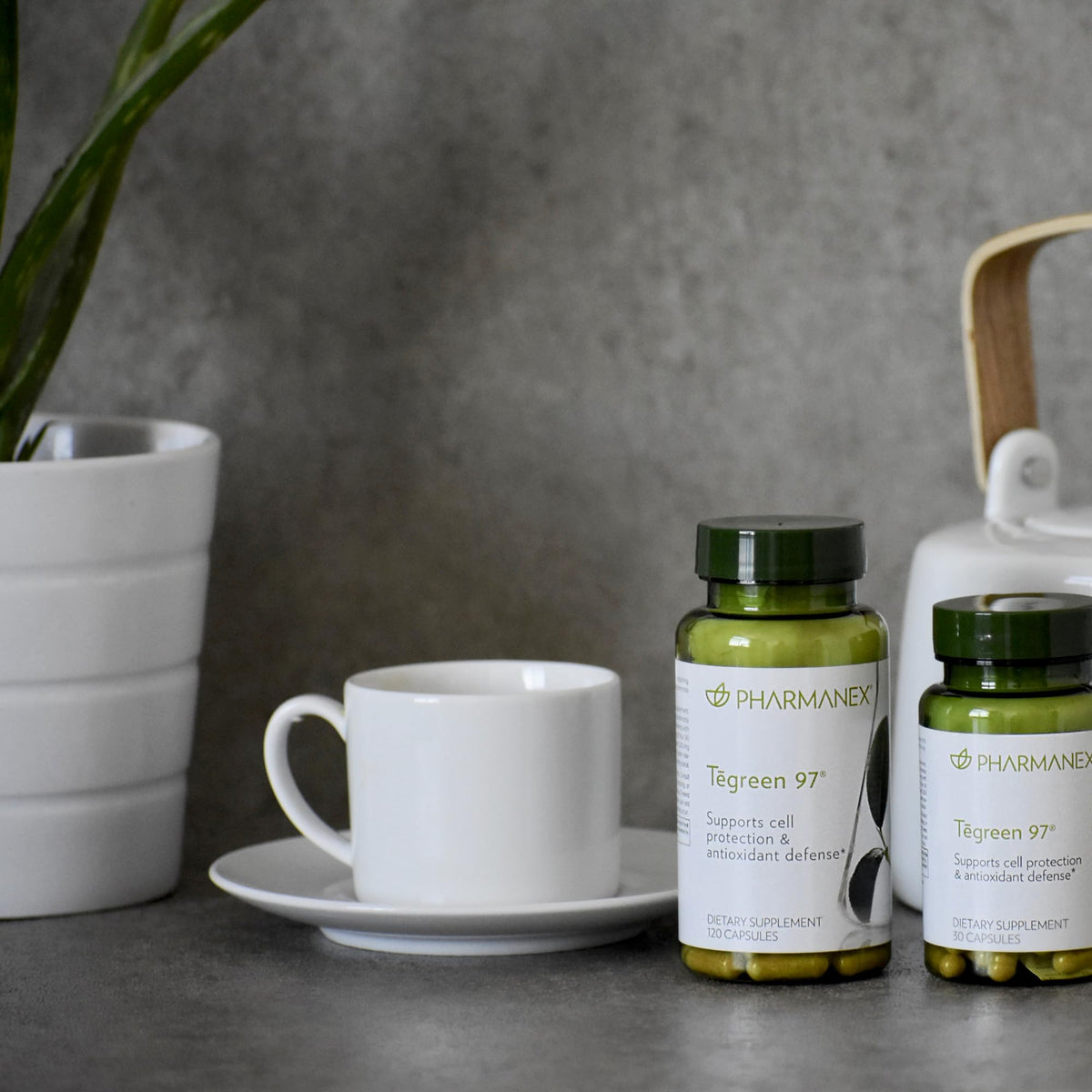 Nu Skin Pharmanex Tēgreen 97 près d'un verre d'eau