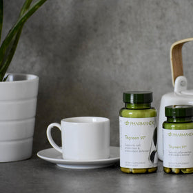 Nu Skin Pharmanex Tēgreen 97 près d'un verre d'eau
