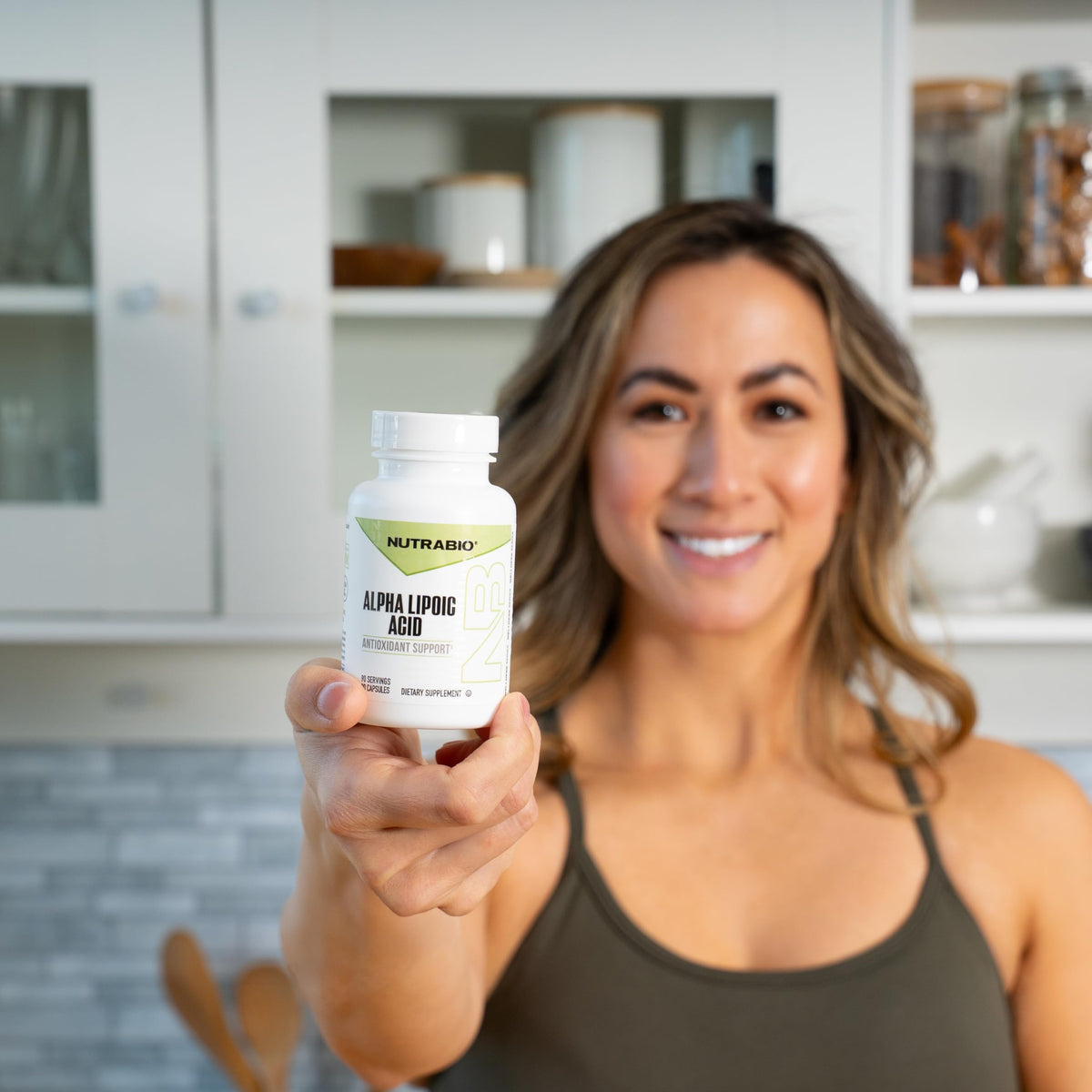 NutraBio Acide Alpha Lipoïque 300mg capsules sur une table