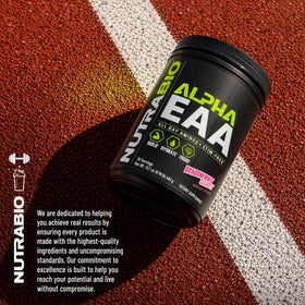 NutraBio Alpha EAA poudre d'acides aminés - mise en scène avec des fruits