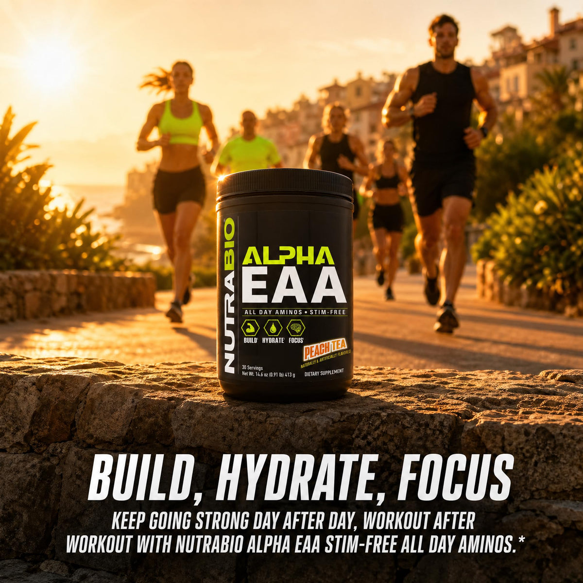 NutraBio Alpha EAA poudre de BCAA 30 servings, mise en scène avec une bouteille d'eau