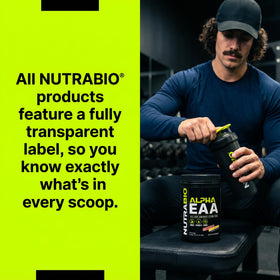 NutraBio Alpha EAA poudre sur une table avec accessoires de fitness