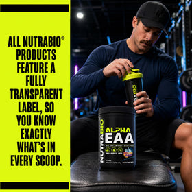 NutraBio Alpha EAA, présentation du produit avec des accessoires de sport