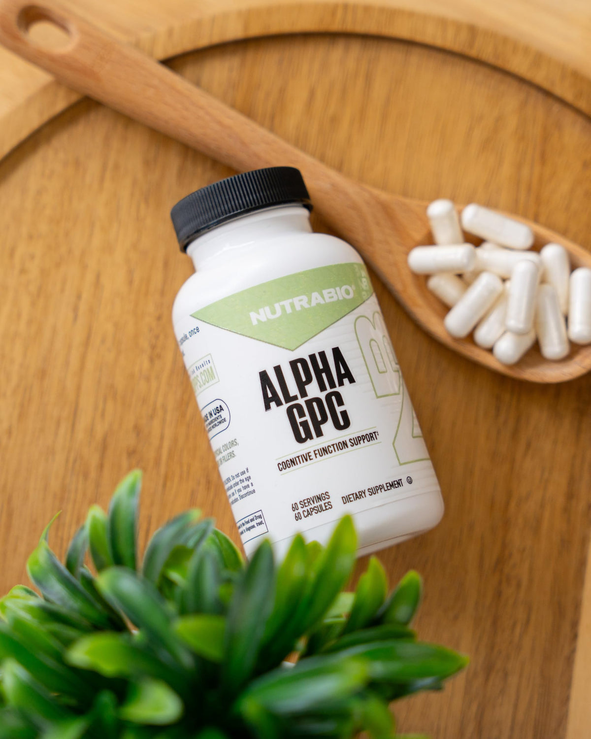 NutraBio Alpha GPC 300mg, capsules avec un verre d'eau