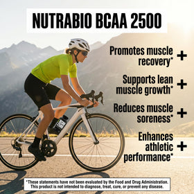 NutraBio BCAA 2500 capsules sur un fond noir