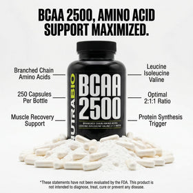 NutraBio BCAA 2500 capsules sur une surface blanche