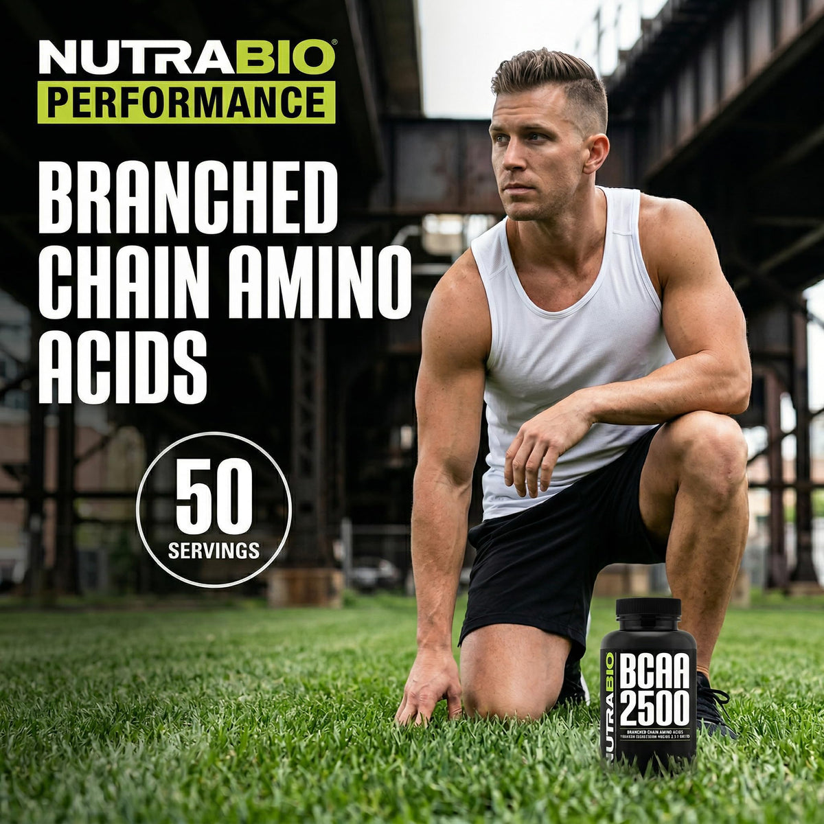 NutraBio BCAA 2500 en contexte d'entraînement avec accessoires de fitness