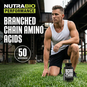 NutraBio BCAA 2500 en contexte d'entraînement avec accessoires de fitness