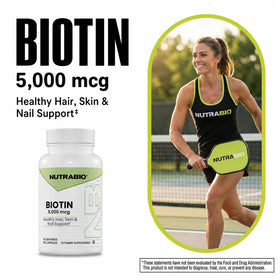 NutraBio Biotine 5000 mcg capsules dans un cadre naturel