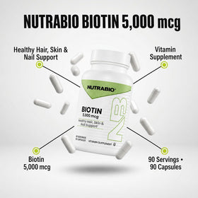 NutraBio Biotine 5000 mcg capsules sur une table en bois