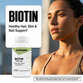 NutraBio Biotine 5000 mcg prise de capsules avec un verre d'eau