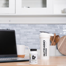 NutraBio Chrome Chélaté capsules sur une surface en bois
