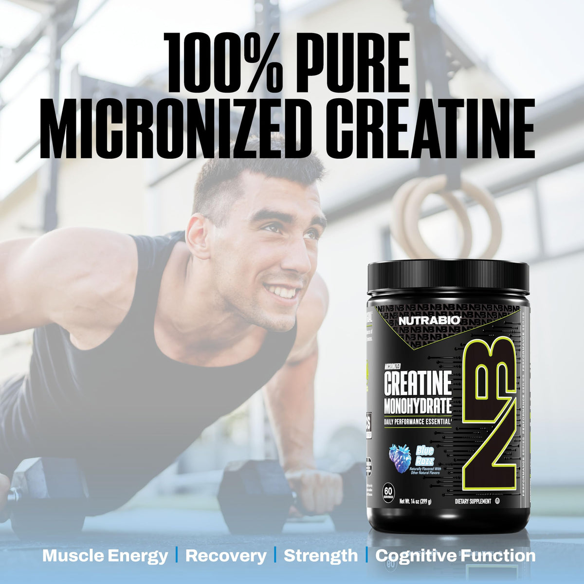 NutraBio Créatine Monohydrate 300 g en poudre à côté d'une bouteille d'eau
