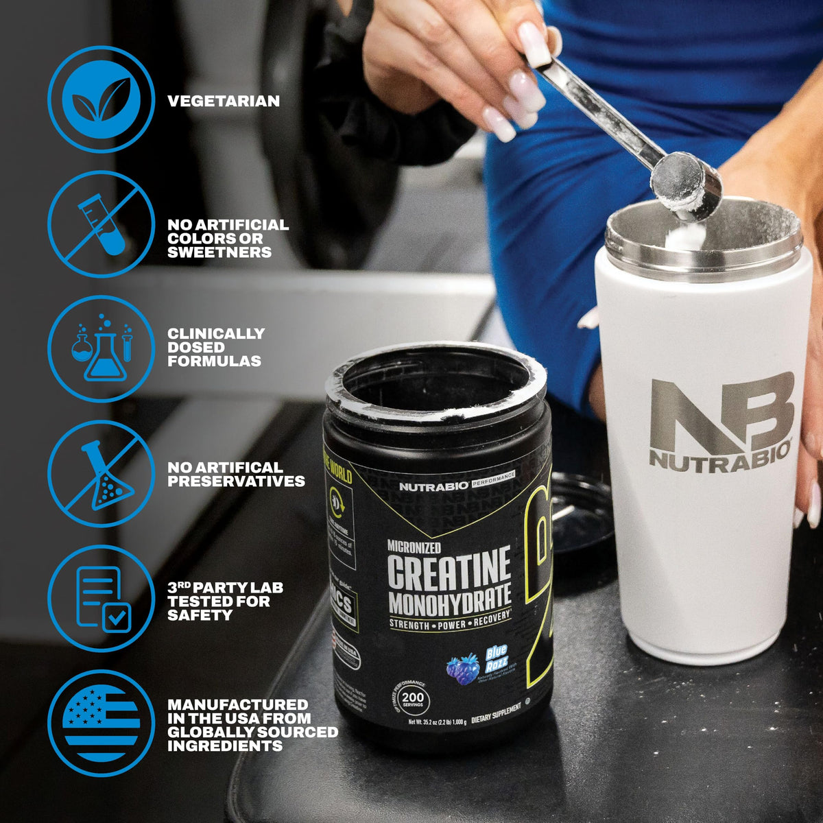 NutraBio Créatine Monohydrate 300 g sur une table avec des équipements de sport