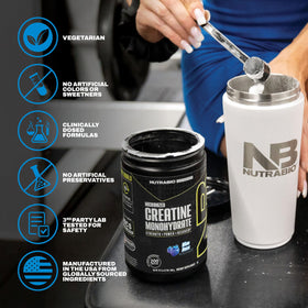 NutraBio Créatine Monohydrate 300 g sur une table avec des équipements de sport