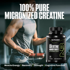 NutraBio Créatine Monohydrate Capsules avec un fond sportif