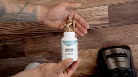 NutraBio Diurétique 120 capsules avec un verre d'eau