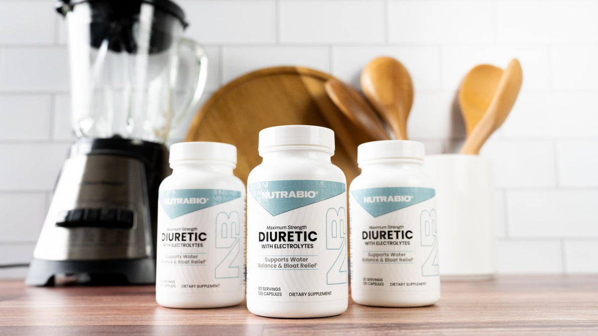 NutraBio Diurétique avec des ingrédients botaniques en arrière-plan