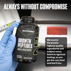 NutraBio Growth Peptides capsules en main