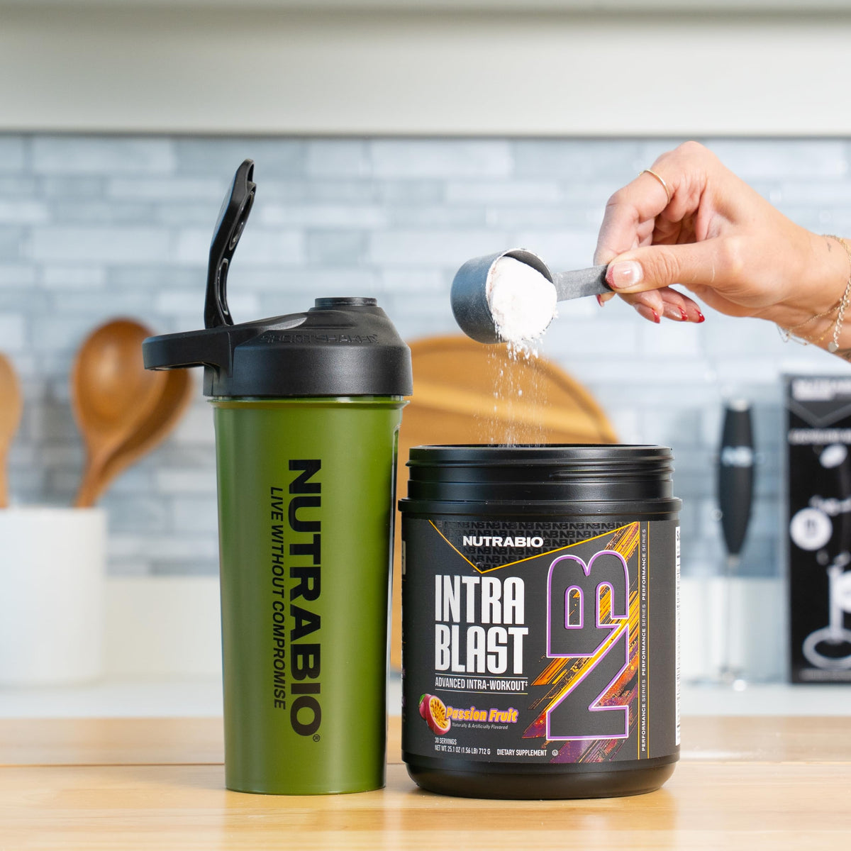 NutraBio Intra Blast BCAA Poudre 20g, mise en scène sur un plan de travail