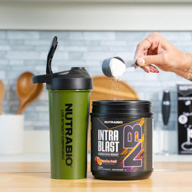 NutraBio Intra Blast BCAA Poudre 20g, mise en scène sur un plan de travail