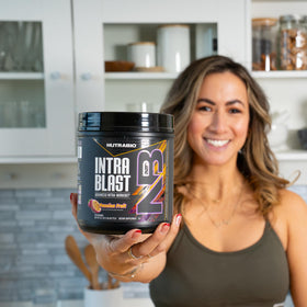 NutraBio Intra Blast BCAA Poudre 20g, présentation avec accessoires de sport