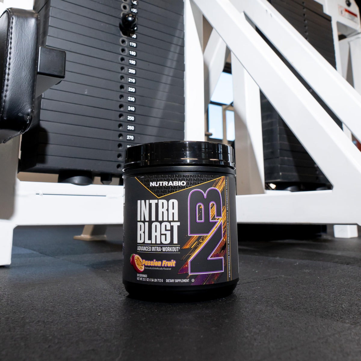 NutraBio Intra Blast BCAA Poudre 20g, produit sur fond neutre