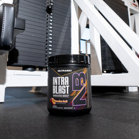 NutraBio Intra Blast BCAA Poudre 20g, produit sur fond neutre