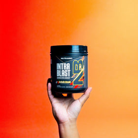 NutraBio Intra Blast BCAA poudre en action pendant un entraînement