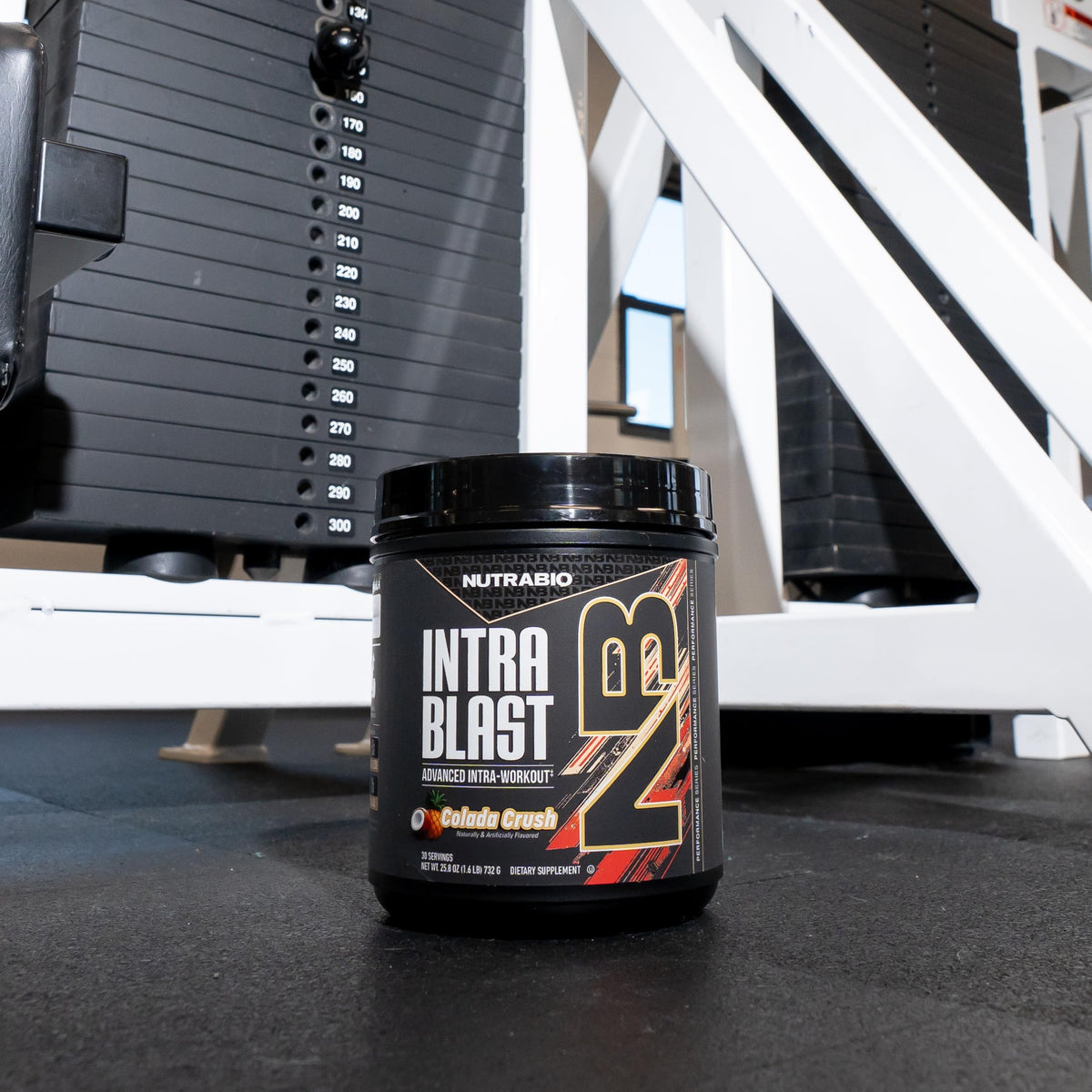 NutraBio Intra Blast BCAA poudre sur une table de gym