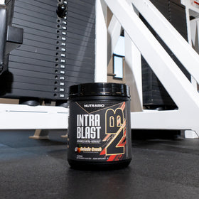 NutraBio Intra Blast BCAA poudre sur une table de gym