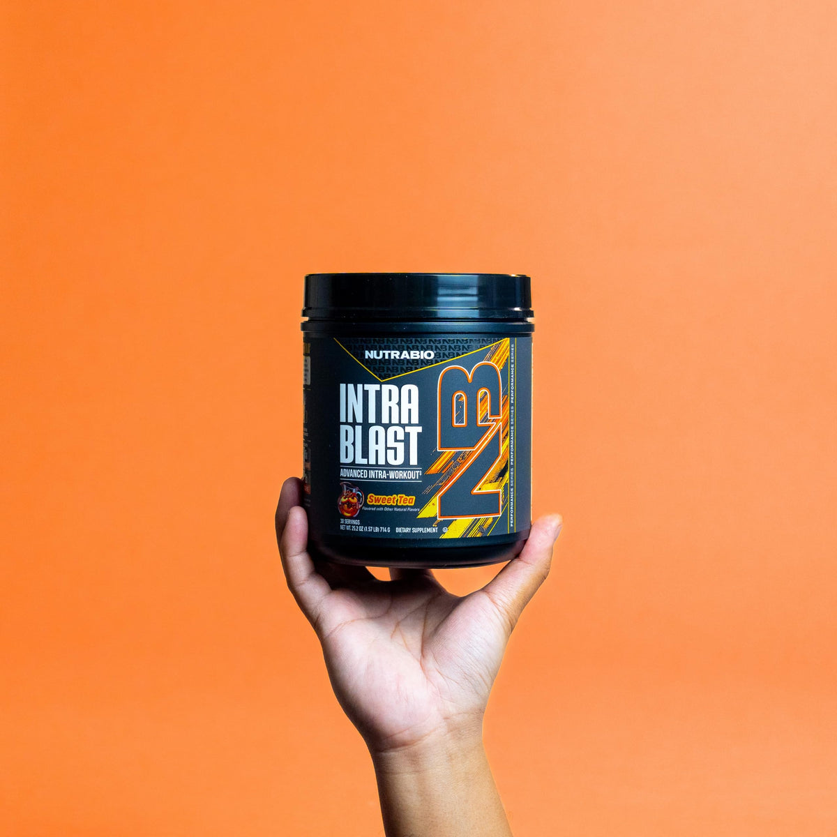 NutraBio Intra Blast Poudre BCAA 20g EAA 5g Glutamine Thé Sucré en préparation