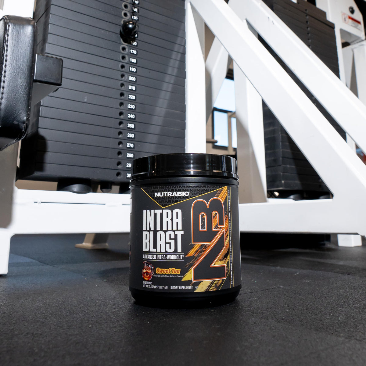 NutraBio Intra Blast Poudre BCAA 20g EAA 5g Glutamine Thé Sucré sur table