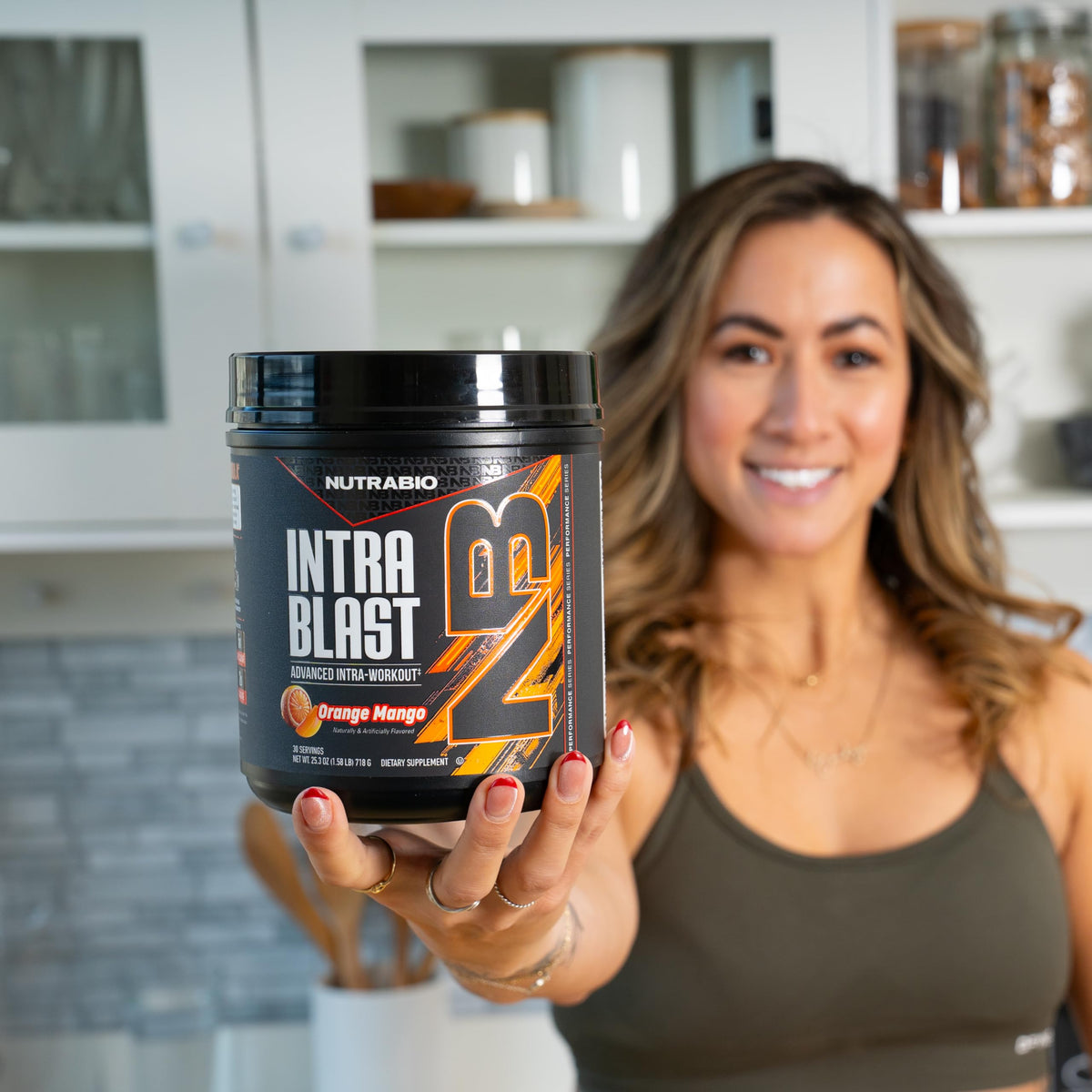 NutraBio Intra Blast Poudre BCAA orange mangue dans un shaker