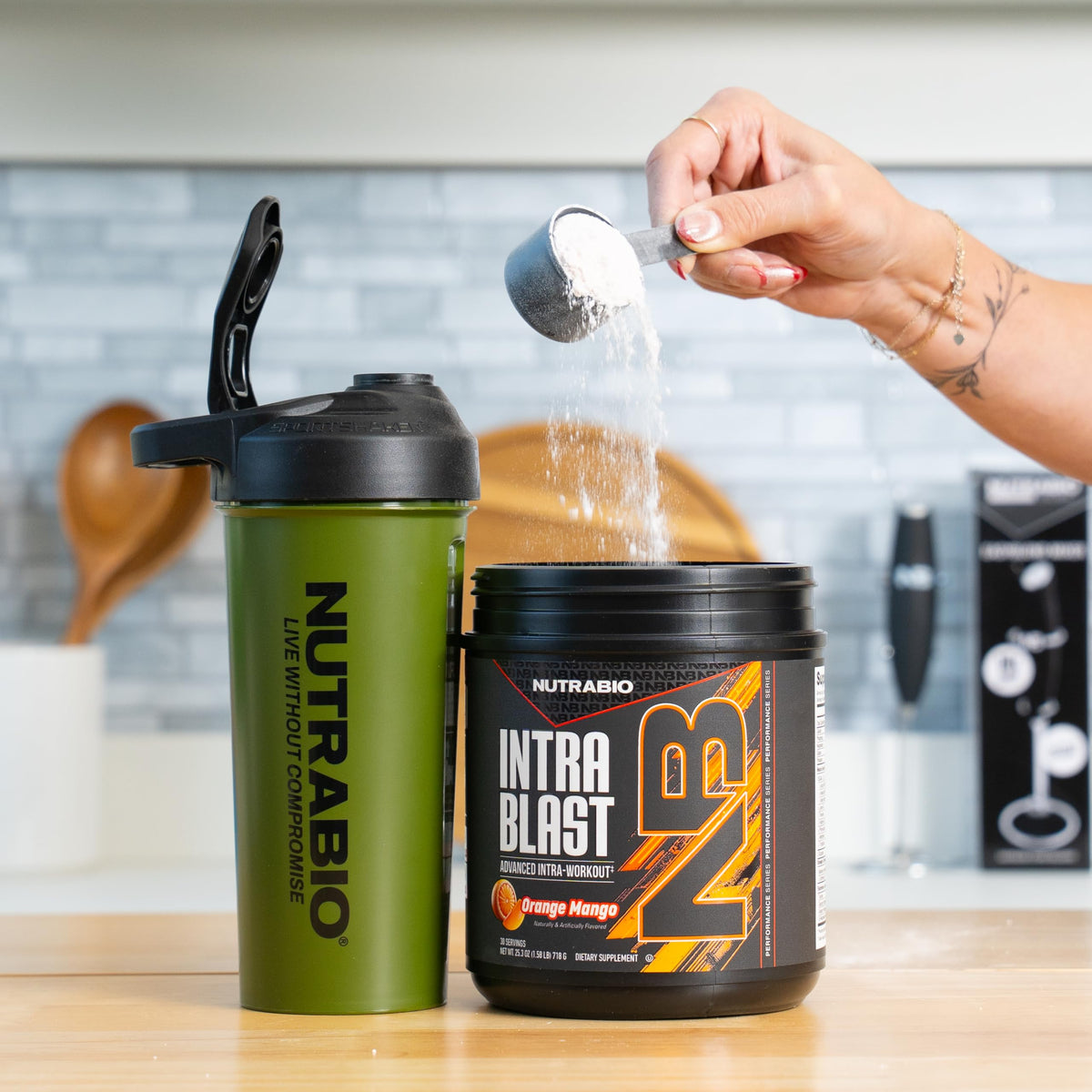 NutraBio Intra Blast Poudre BCAA vue de côté
