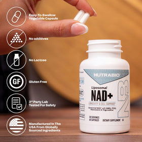 NutraBio Liposomal NAD+ sur un plan de travail