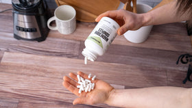 NutraBio Magnésium flacon et capsules sur une table en bois
