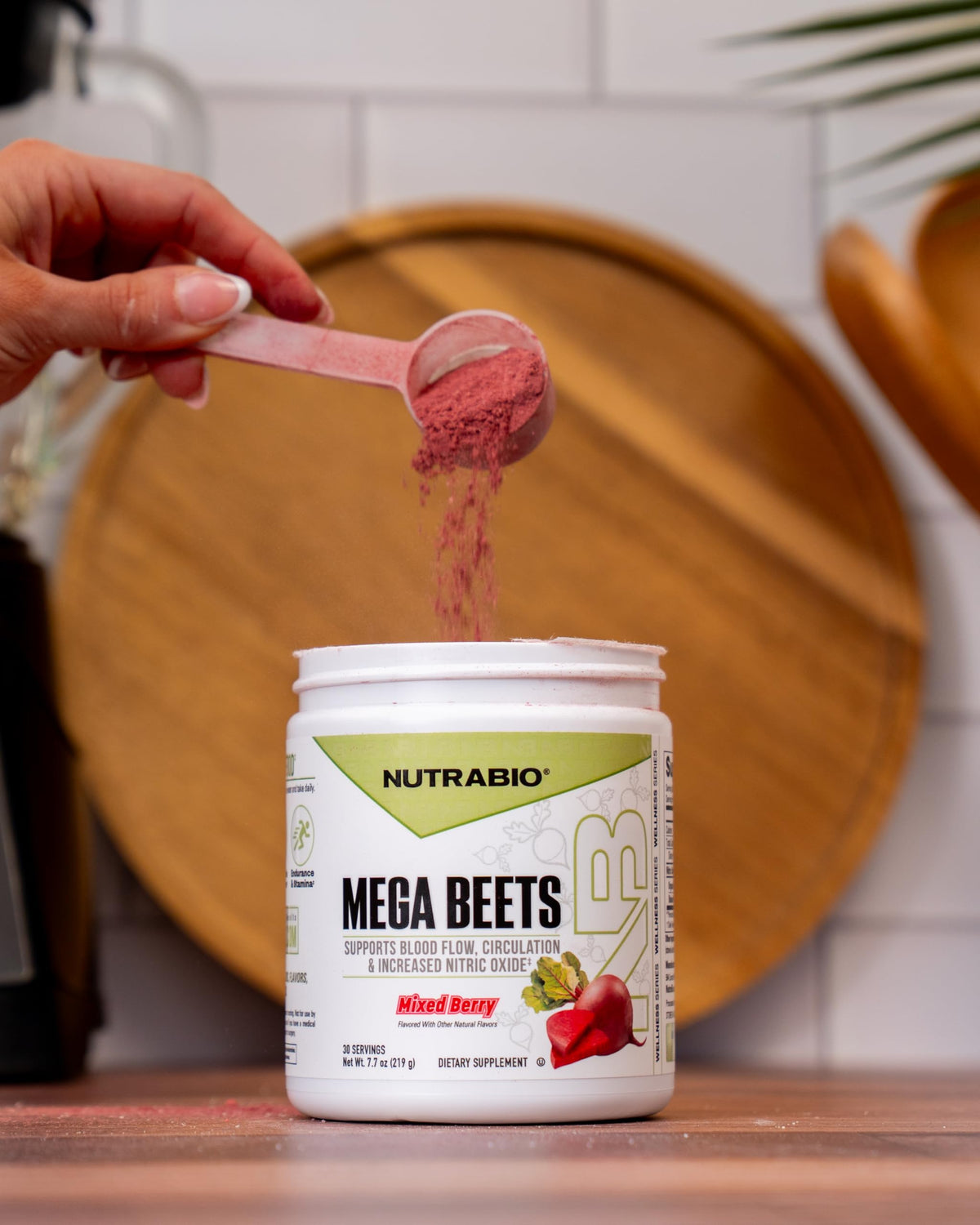NutraBio Mega Beets Poudre de Racine de Betterave Bio 280g dans un smoothie